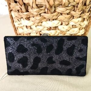 - Elegant Black Leopard Print Clutch Lodis